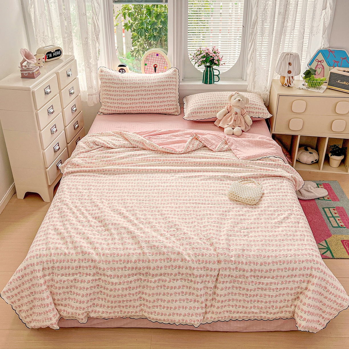 91家纺网 家纺一手货源 找家纺 金梦拉家纺 2026新款泡芙纱全棉小黑花边夏被四件套 春日小花朵