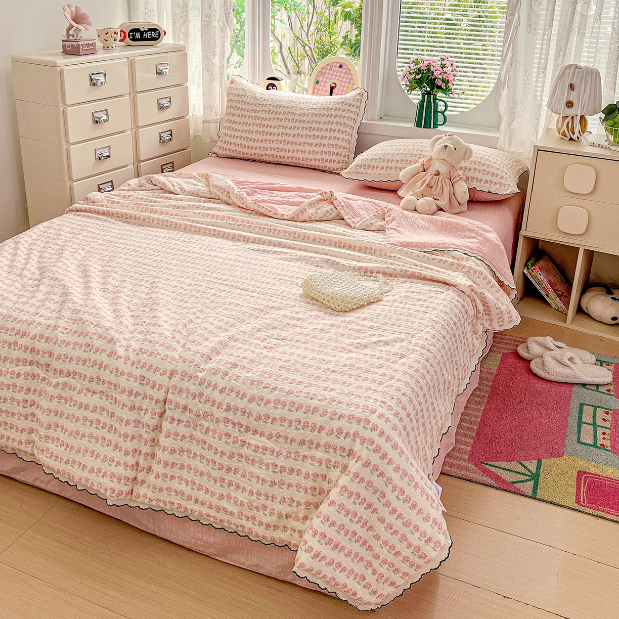 91家纺网 家纺一手货源 找家纺 金梦拉家纺 2026新款泡芙纱全棉小黑花边夏被四件套 春日小花朵