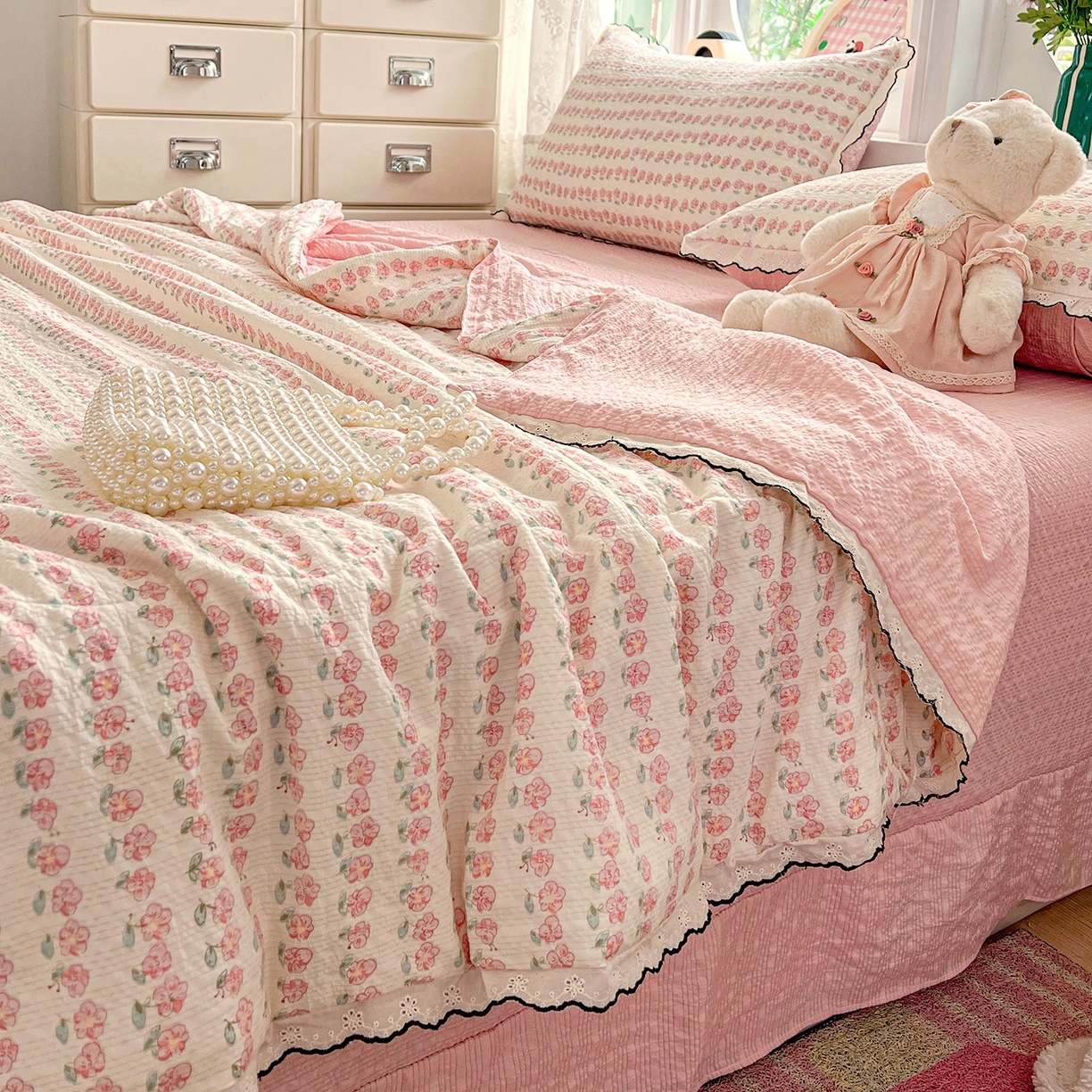 91家纺网 家纺一手货源 找家纺 金梦拉家纺 2026新款泡芙纱全棉小黑花边夏被四件套 春日小花朵