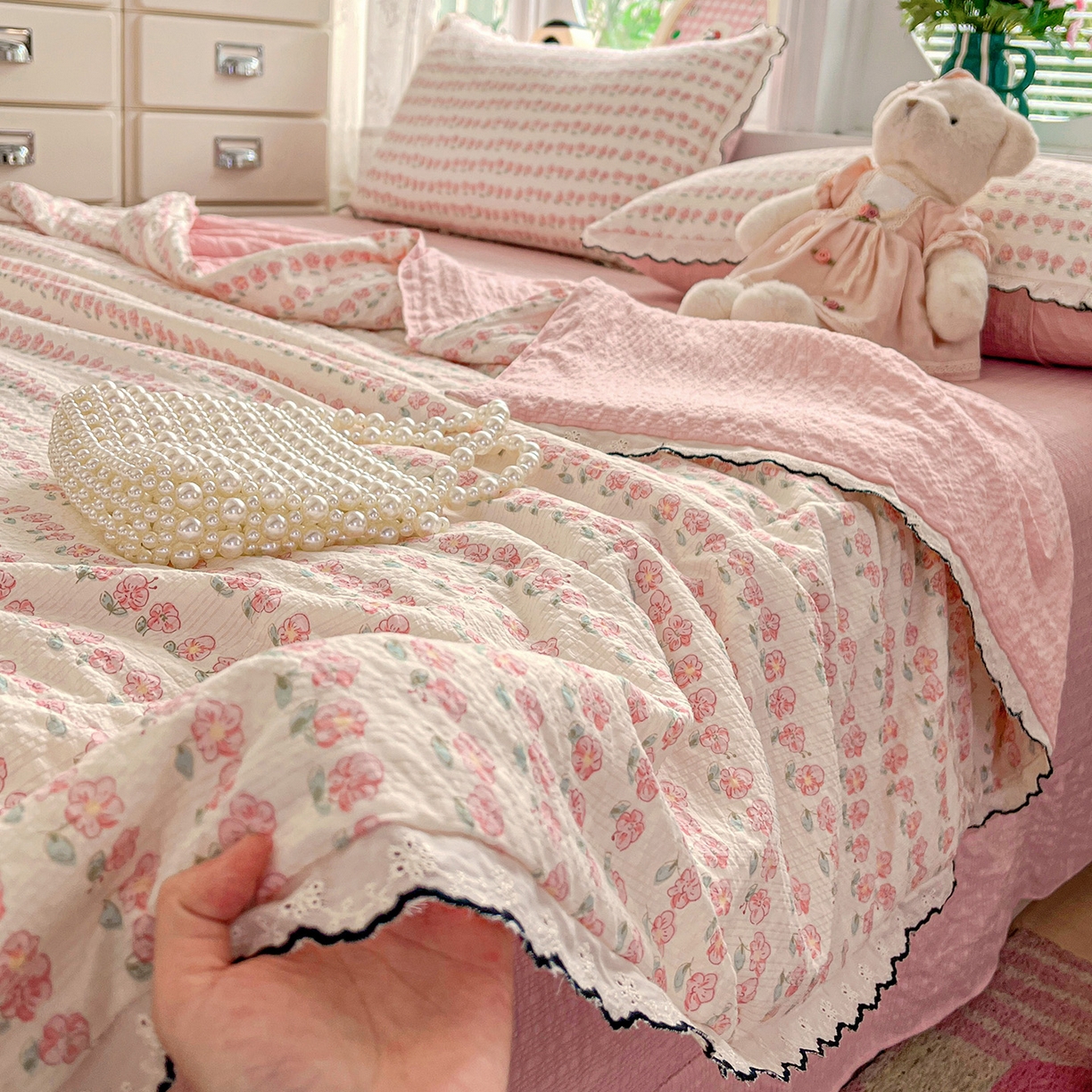 91家纺网 家纺一手货源 找家纺 金梦拉家纺 2026新款泡芙纱全棉小黑花边夏被四件套 春日小花朵