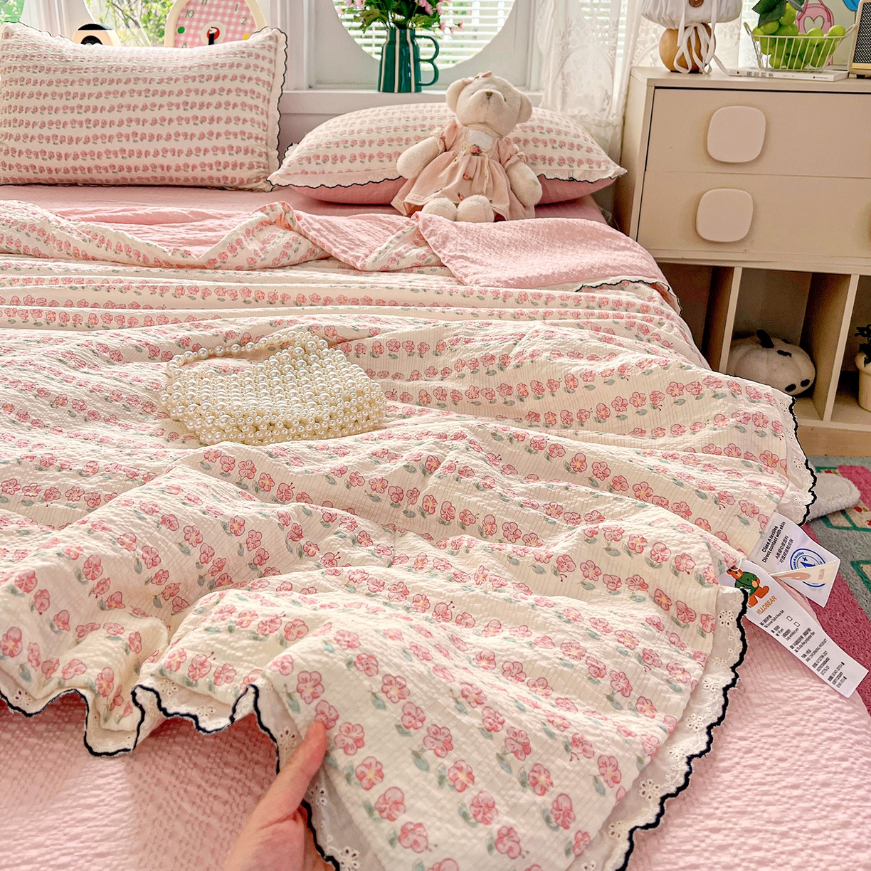 91家纺网 家纺一手货源 找家纺 金梦拉家纺 2026新款泡芙纱全棉小黑花边夏被四件套 春日小花朵