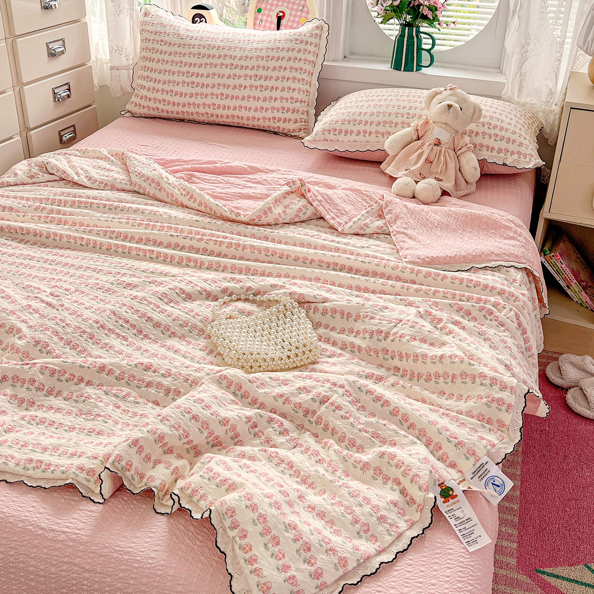 91家纺网 家纺一手货源 找家纺 金梦拉家纺 2026新款泡芙纱全棉小黑花边夏被四件套 春日小花朵