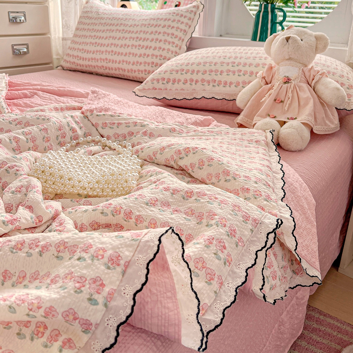 91家纺网 家纺一手货源 找家纺 金梦拉家纺 2026新款泡芙纱全棉小黑花边夏被四件套 春日小花朵