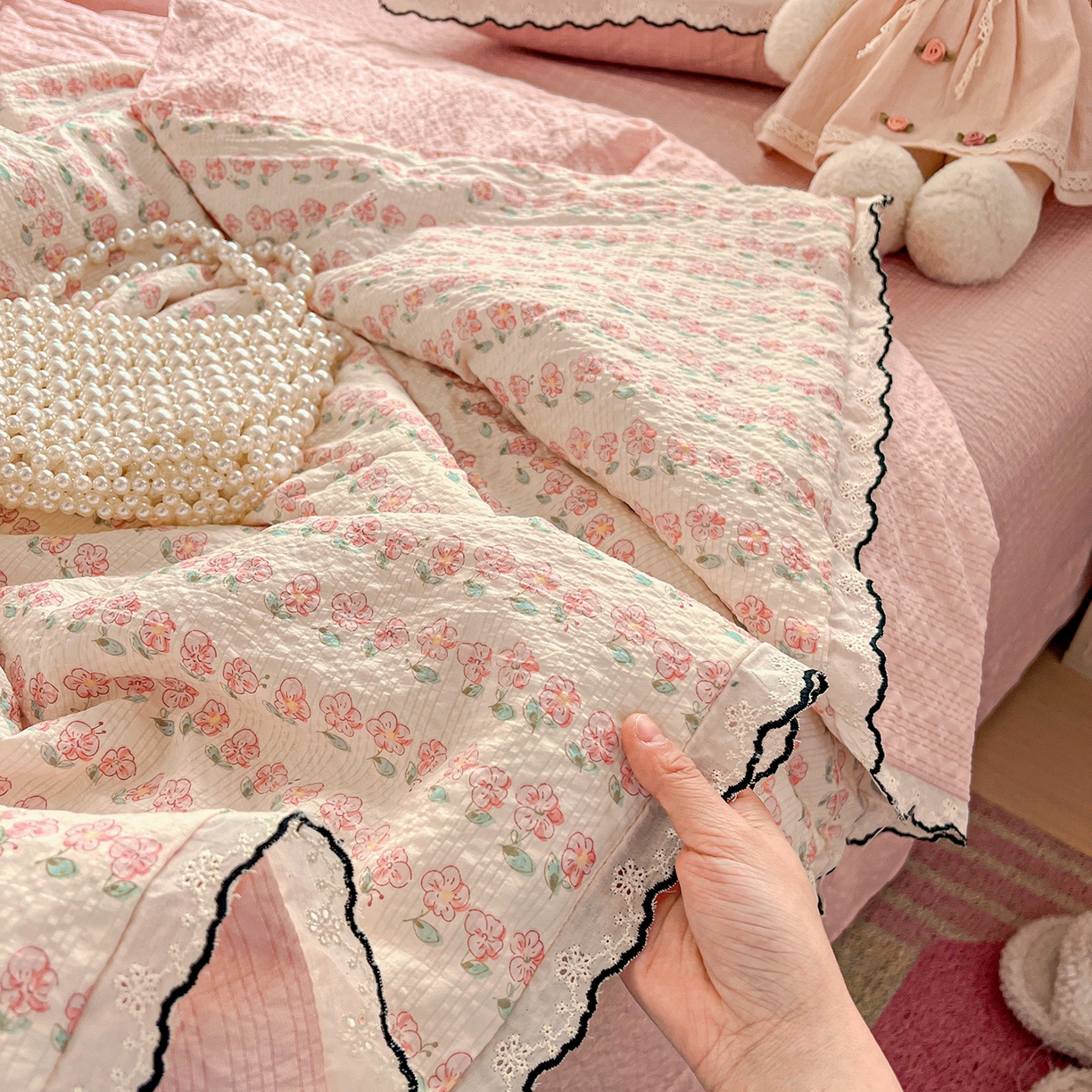 91家纺网 家纺一手货源 找家纺 金梦拉家纺 2026新款泡芙纱全棉小黑花边夏被四件套 春日小花朵