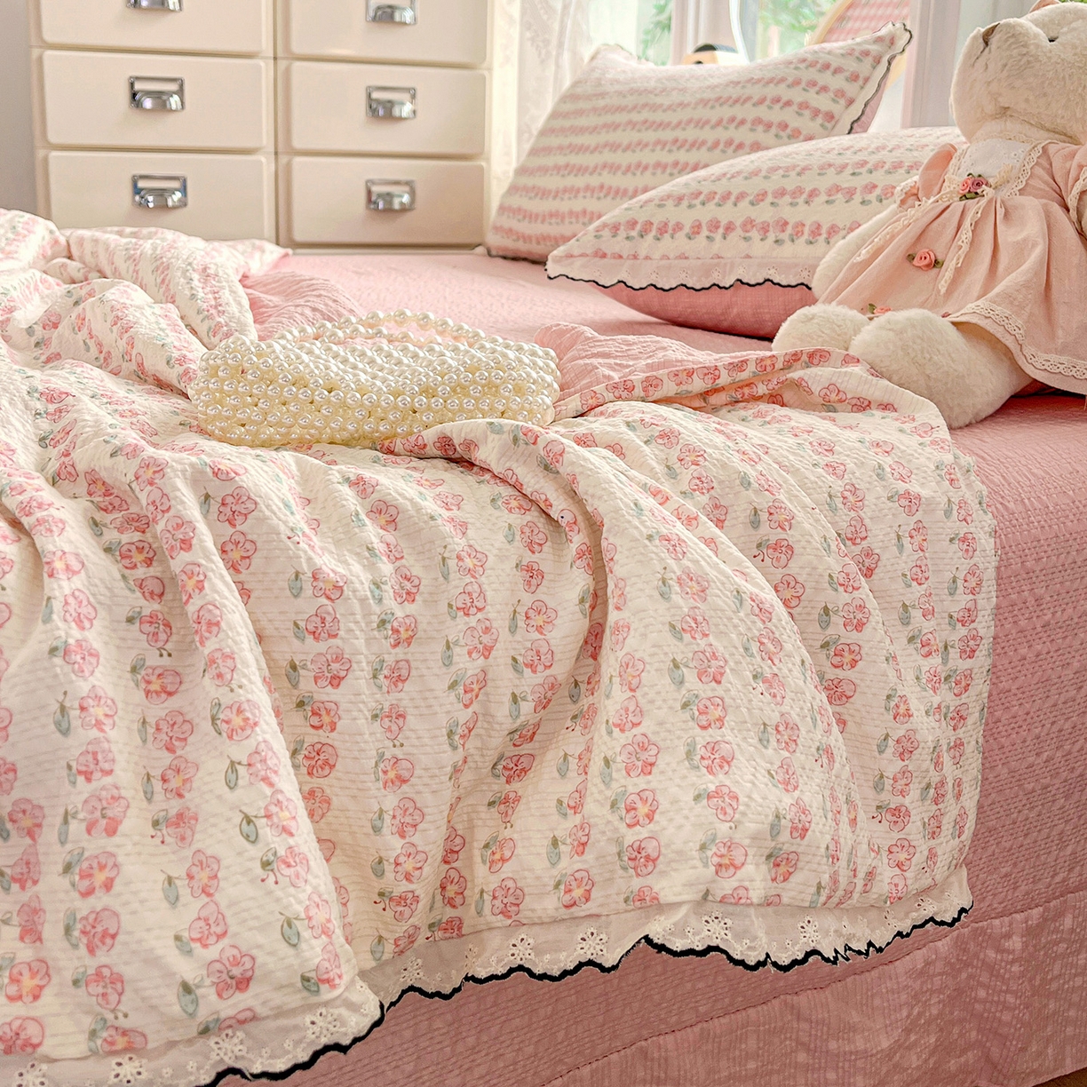 91家纺网 家纺一手货源 找家纺 金梦拉家纺 2026新款泡芙纱全棉小黑花边夏被四件套 春日小花朵