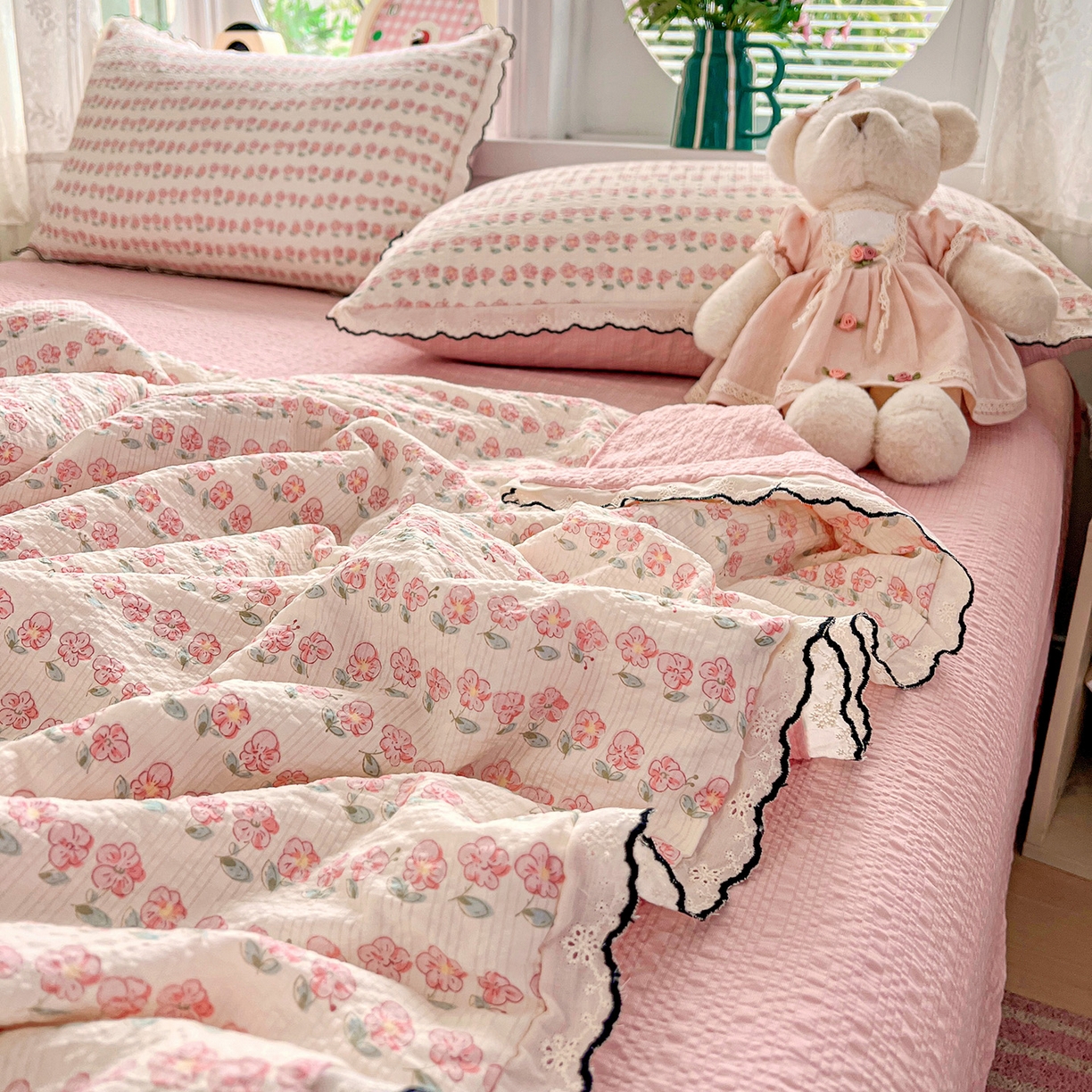 91家纺网 家纺一手货源 找家纺 金梦拉家纺 2026新款泡芙纱全棉小黑花边夏被四件套 春日小花朵