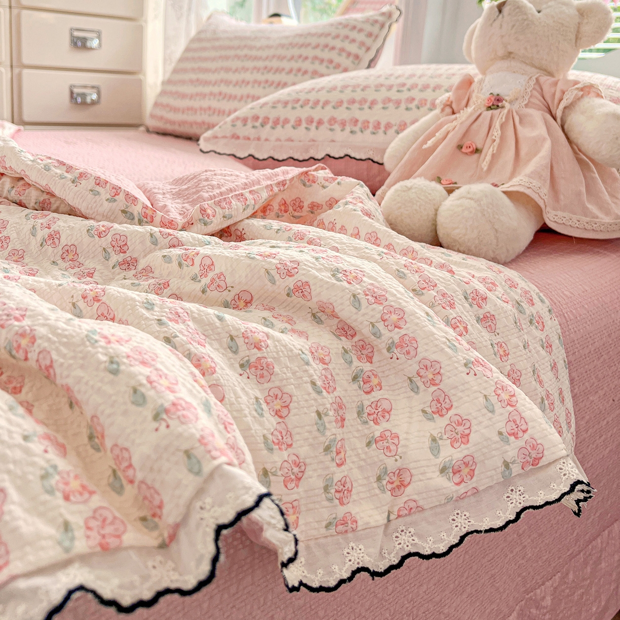 91家纺网 家纺一手货源 找家纺 金梦拉家纺 2026新款泡芙纱全棉小黑花边夏被四件套 春日小花朵