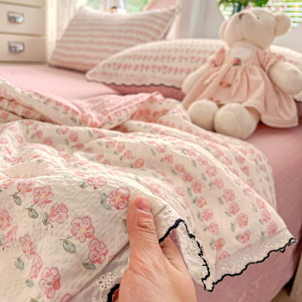 91家纺网 家纺一手货源 找家纺 金梦拉家纺 2026新款泡芙纱全棉小黑花边夏被四件套 春日小花朵