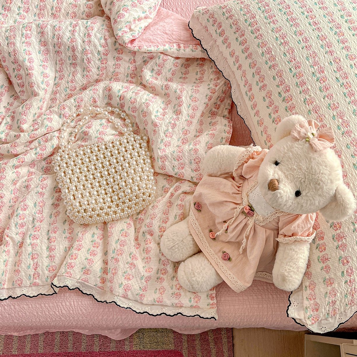 91家纺网 家纺一手货源 找家纺 金梦拉家纺 2026新款泡芙纱全棉小黑花边夏被四件套 春日小花朵