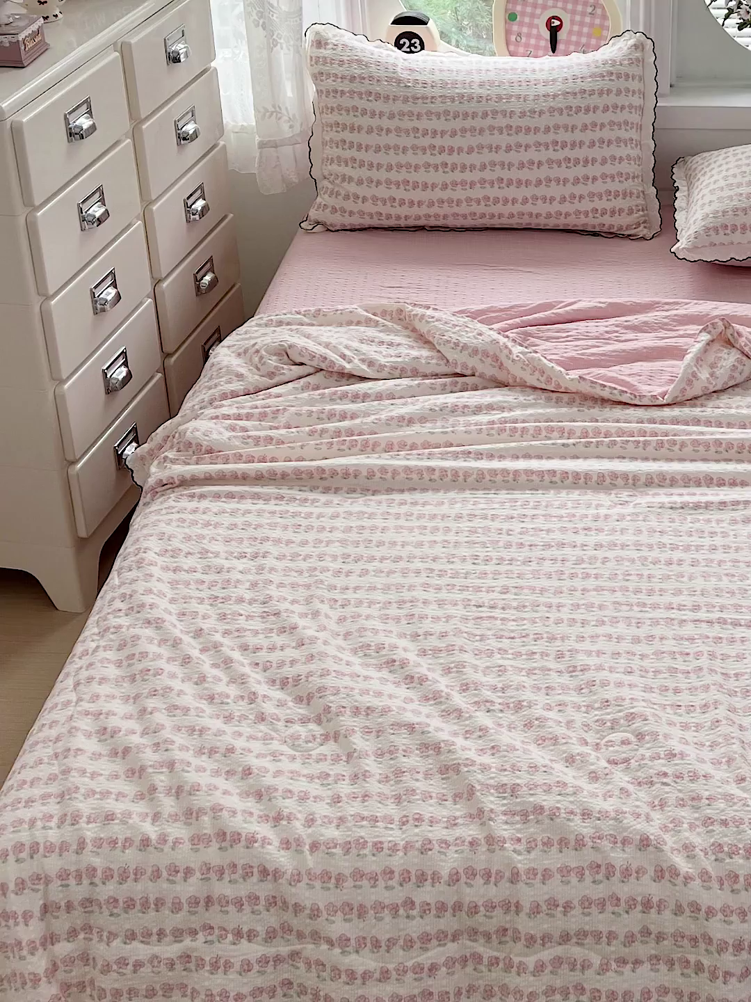 91家纺网 家纺一手货源 找家纺 金梦拉家纺 2026新款泡芙纱全棉小黑花边夏被四件套 春日小花朵