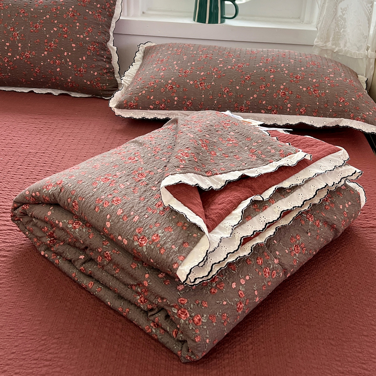 金梦拉家纺 2026新款泡芙纱全棉小黑花边夏被四件套 朵拉