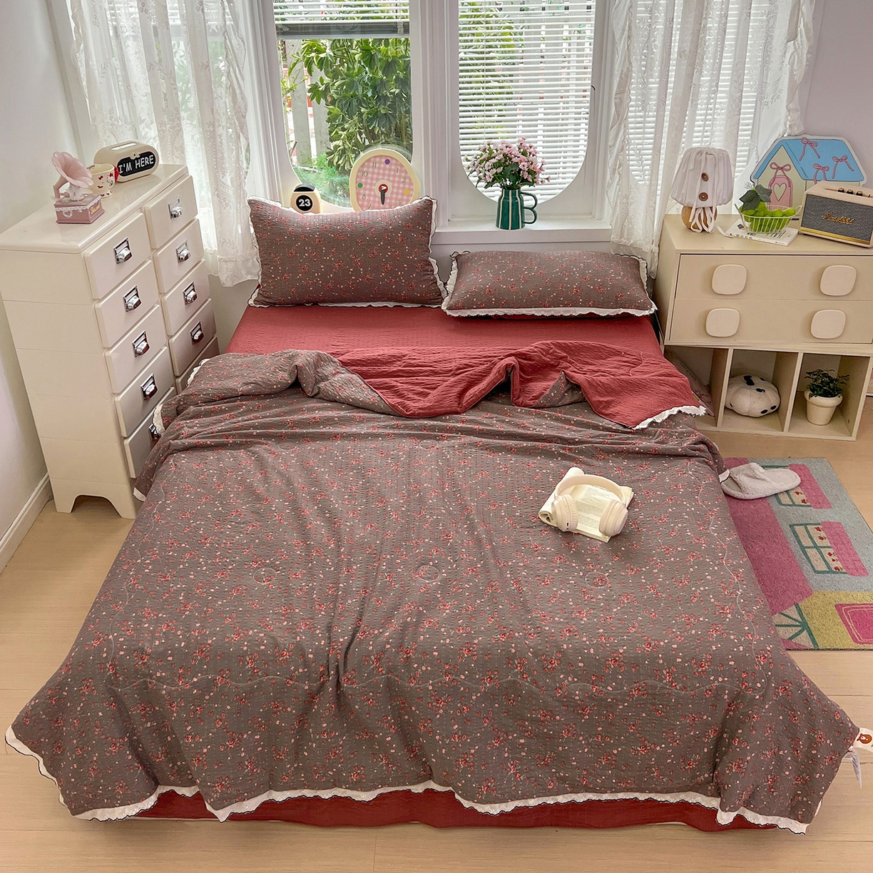 91家纺网 家纺一手货源 找家纺 金梦拉家纺 2026新款泡芙纱全棉小黑花边夏被四件套 朵拉