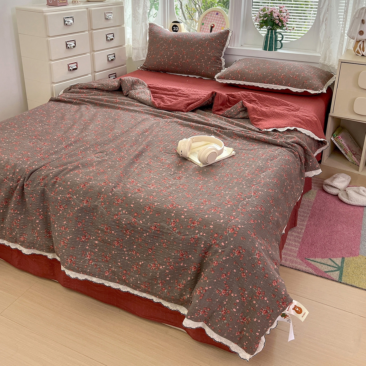 91家纺网 家纺一手货源 找家纺 金梦拉家纺 2026新款泡芙纱全棉小黑花边夏被四件套 朵拉