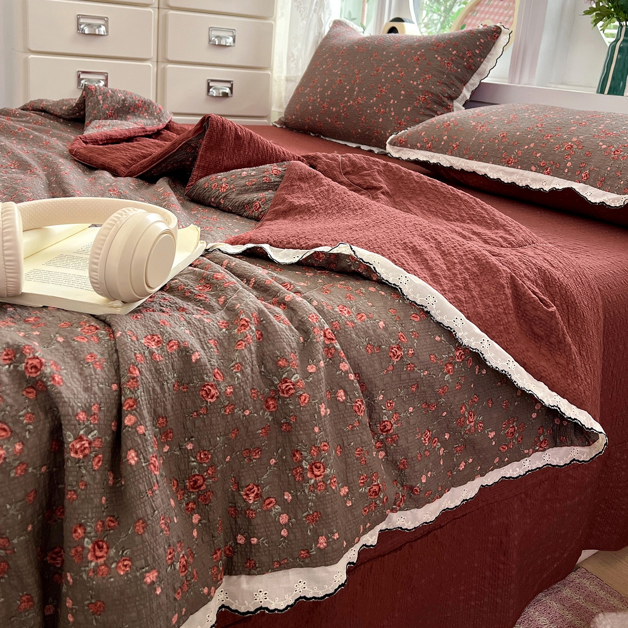 91家纺网 家纺一手货源 找家纺 金梦拉家纺 2026新款泡芙纱全棉小黑花边夏被四件套 朵拉