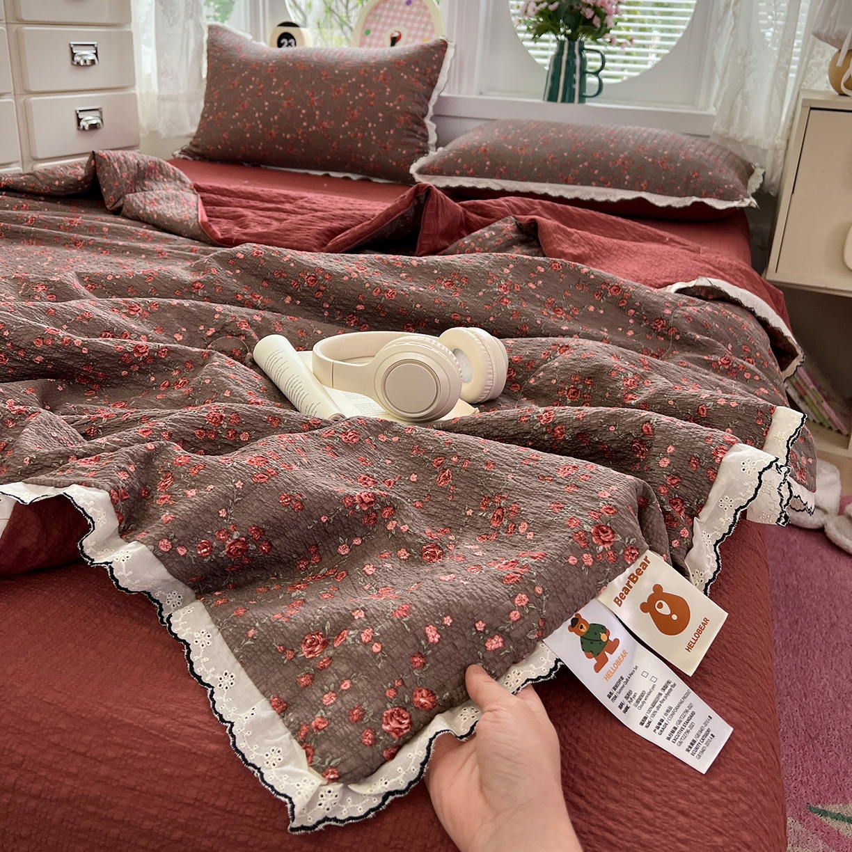 91家纺网 家纺一手货源 找家纺 金梦拉家纺 2026新款泡芙纱全棉小黑花边夏被四件套 朵拉