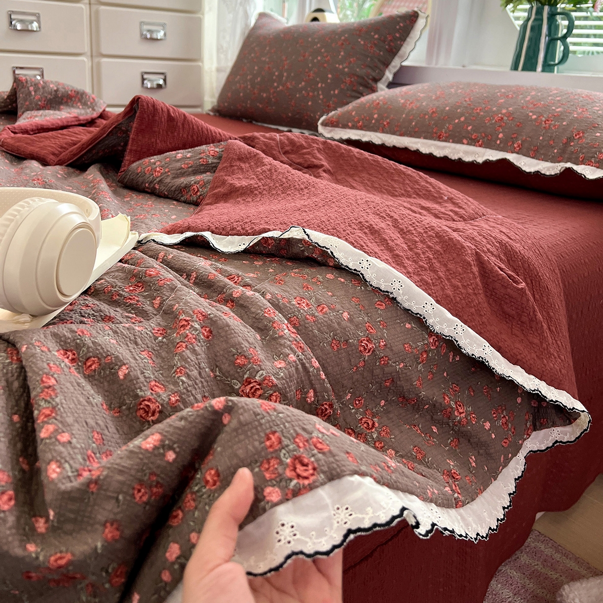 91家纺网 家纺一手货源 找家纺 金梦拉家纺 2026新款泡芙纱全棉小黑花边夏被四件套 朵拉