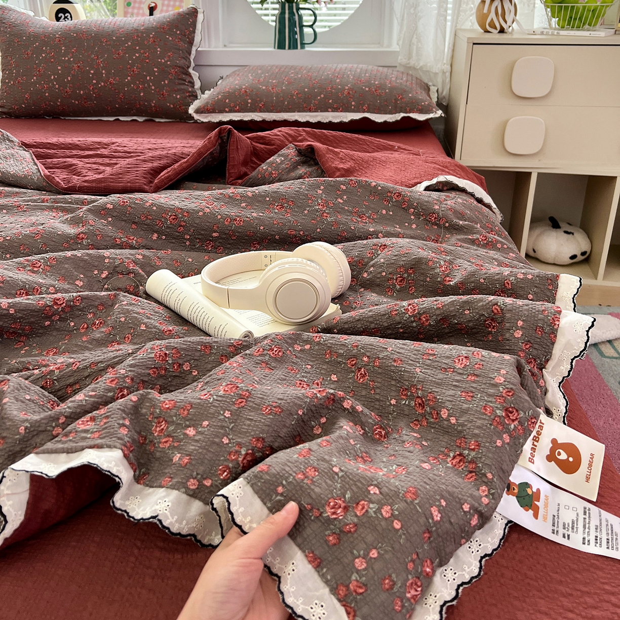 91家纺网 家纺一手货源 找家纺 金梦拉家纺 2026新款泡芙纱全棉小黑花边夏被四件套 朵拉