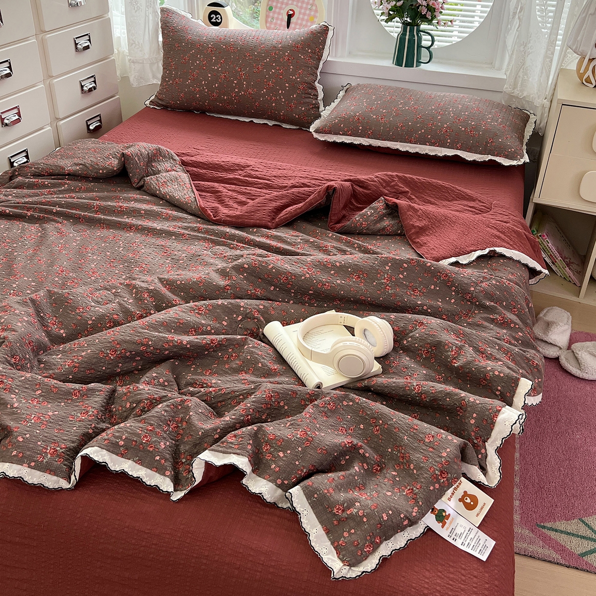 91家纺网 家纺一手货源 找家纺 金梦拉家纺 2026新款泡芙纱全棉小黑花边夏被四件套 朵拉