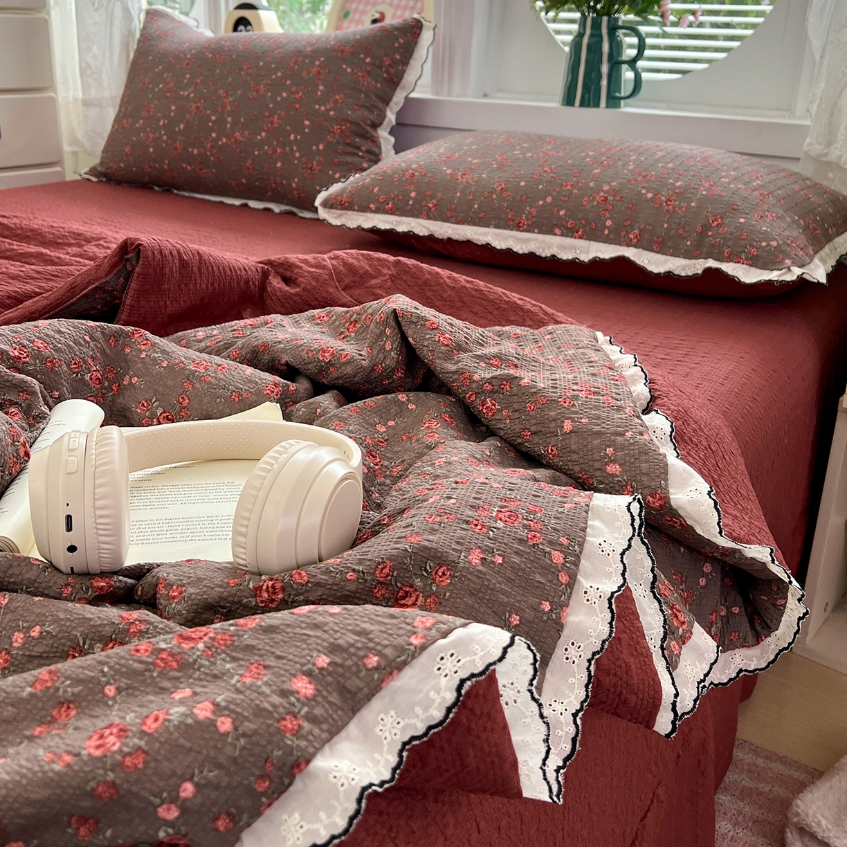 91家纺网 家纺一手货源 找家纺 金梦拉家纺 2026新款泡芙纱全棉小黑花边夏被四件套 朵拉