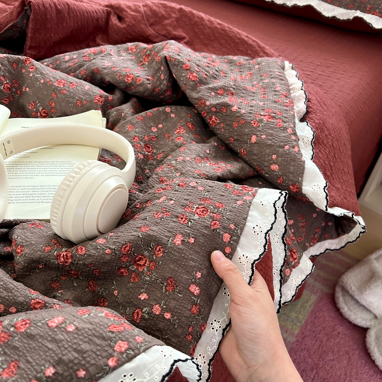 91家纺网 家纺一手货源 找家纺 金梦拉家纺 2026新款泡芙纱全棉小黑花边夏被四件套 朵拉