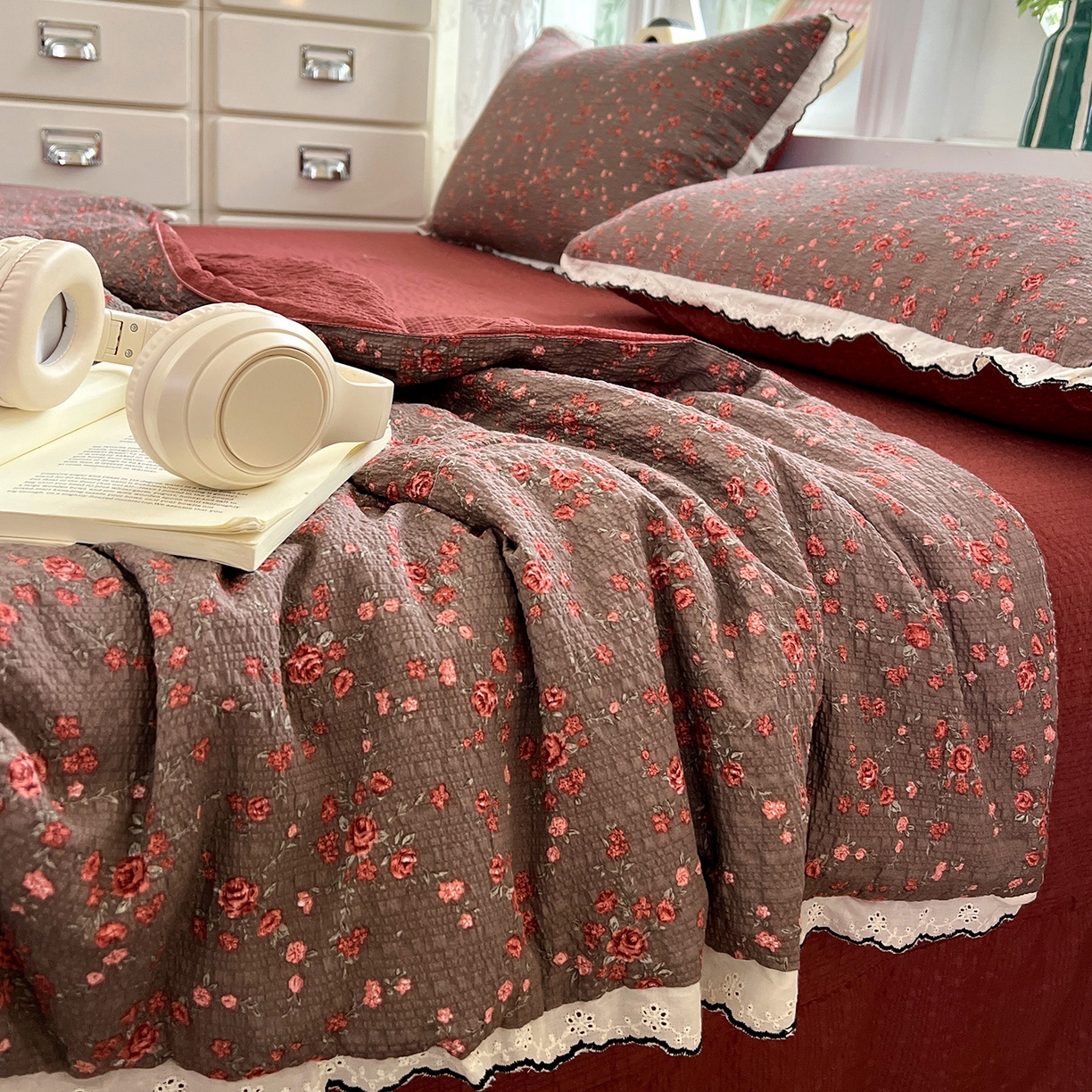 91家纺网 家纺一手货源 找家纺 金梦拉家纺 2026新款泡芙纱全棉小黑花边夏被四件套 朵拉