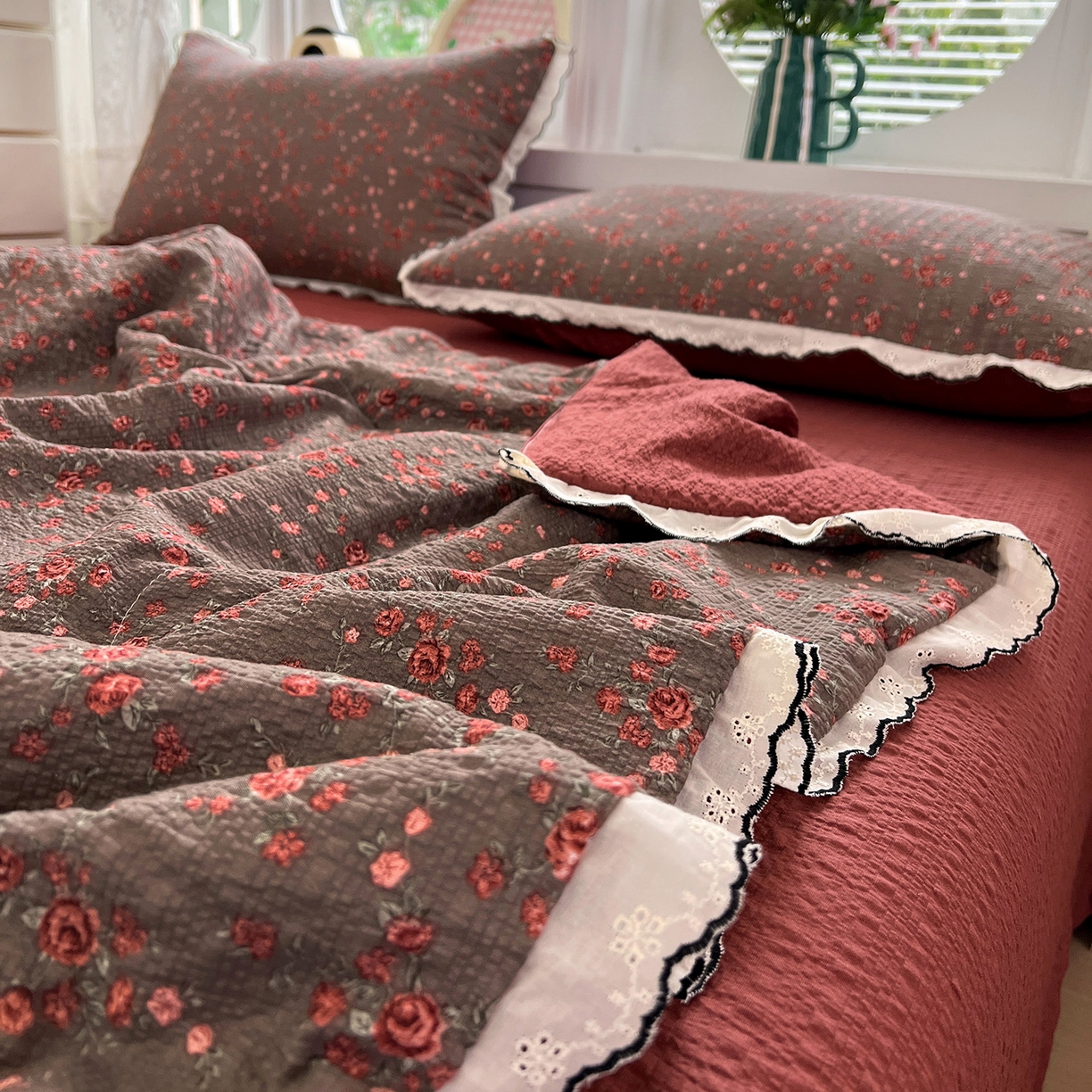 91家纺网 家纺一手货源 找家纺 金梦拉家纺 2026新款泡芙纱全棉小黑花边夏被四件套 朵拉