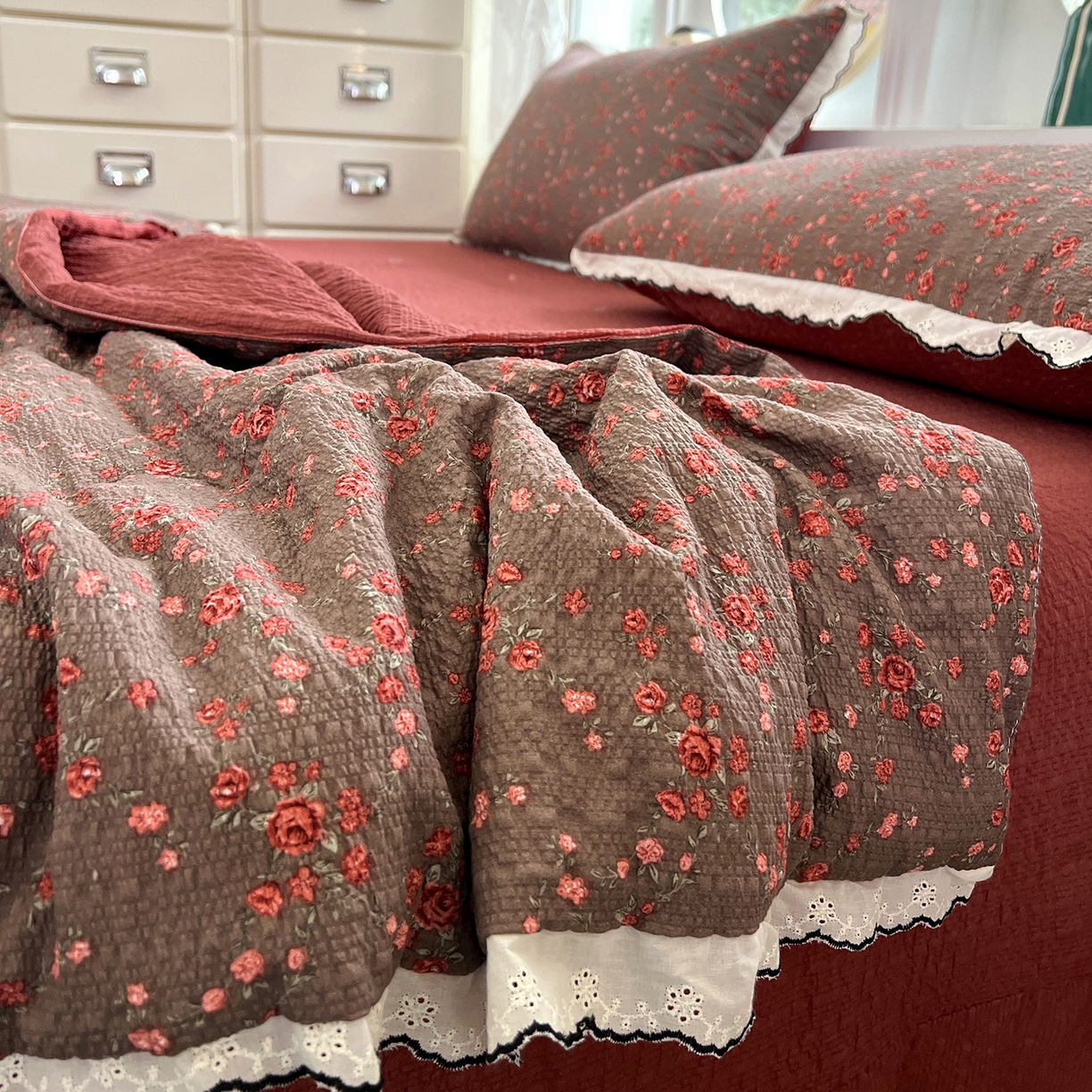 91家纺网 家纺一手货源 找家纺 金梦拉家纺 2026新款泡芙纱全棉小黑花边夏被四件套 朵拉