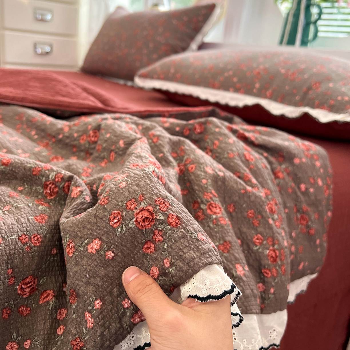 91家纺网 家纺一手货源 找家纺 金梦拉家纺 2026新款泡芙纱全棉小黑花边夏被四件套 朵拉