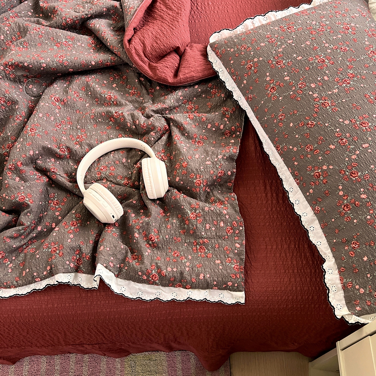 91家纺网 家纺一手货源 找家纺 金梦拉家纺 2026新款泡芙纱全棉小黑花边夏被四件套 朵拉