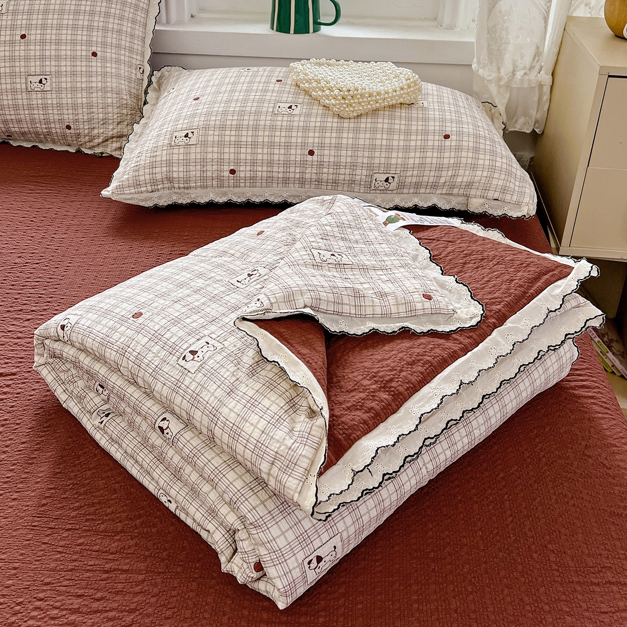 金梦拉家纺 2026新款泡芙纱全棉小黑花边夏被四件套 格子小狗