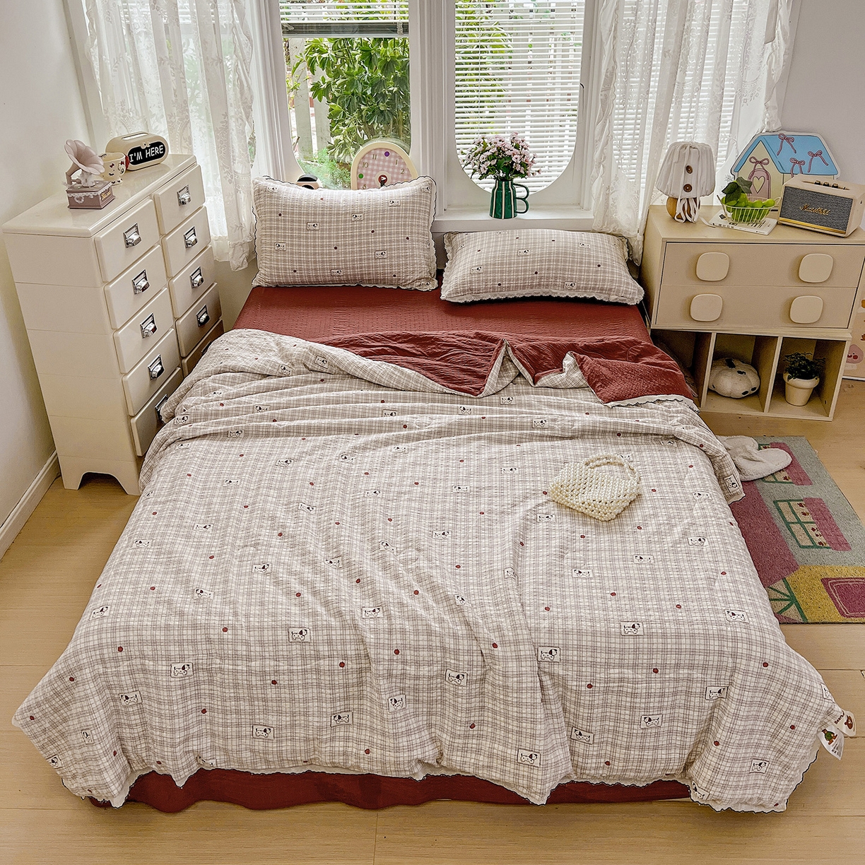 91家纺网 家纺一手货源 找家纺 金梦拉家纺 2026新款泡芙纱全棉小黑花边夏被四件套 格子小狗