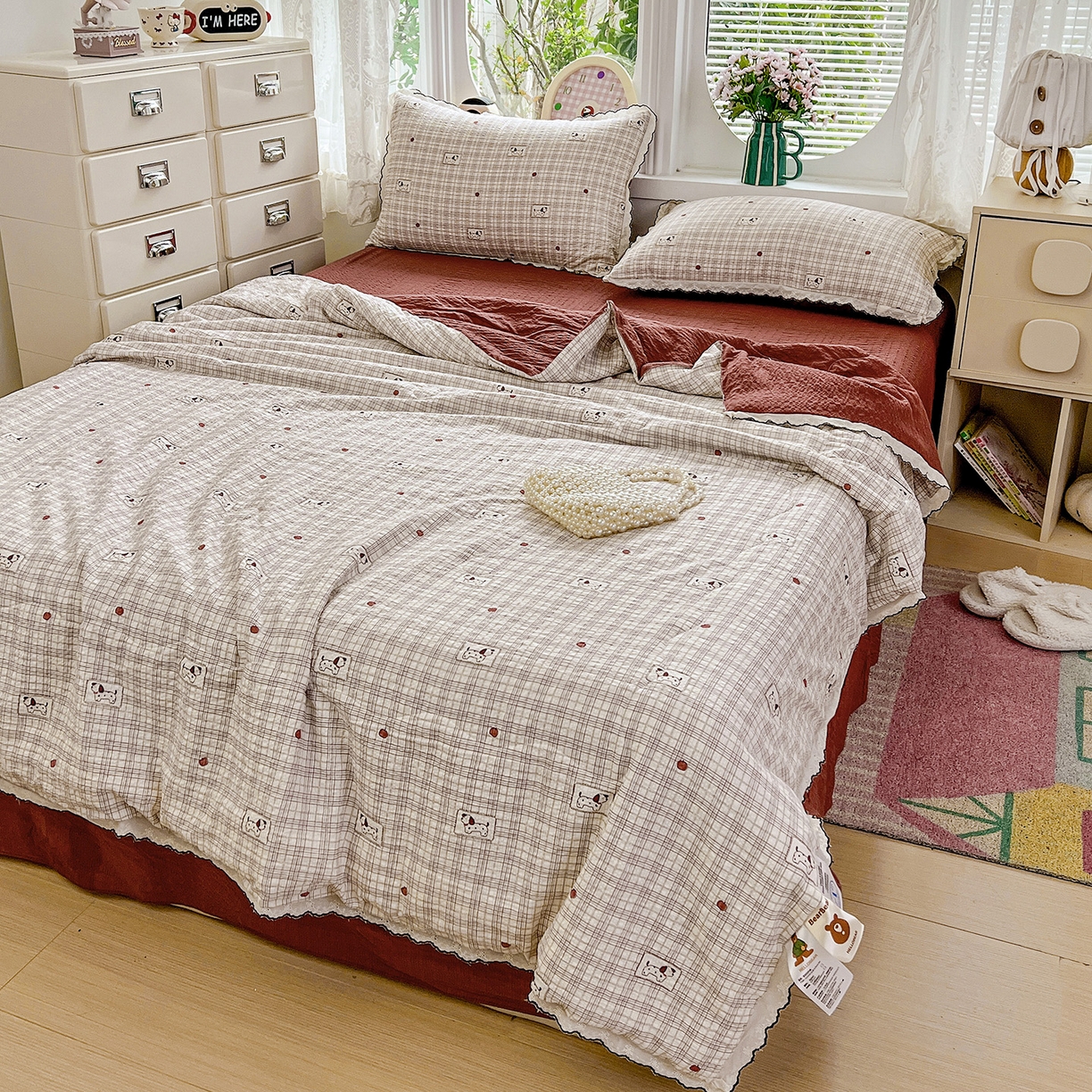 91家纺网 家纺一手货源 找家纺 金梦拉家纺 2026新款泡芙纱全棉小黑花边夏被四件套 格子小狗