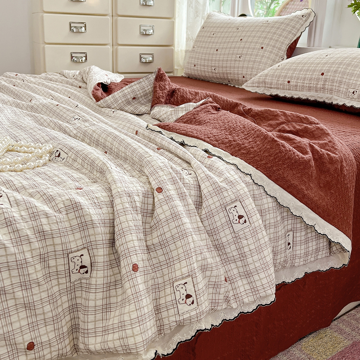 91家纺网 家纺一手货源 找家纺 金梦拉家纺 2026新款泡芙纱全棉小黑花边夏被四件套 格子小狗