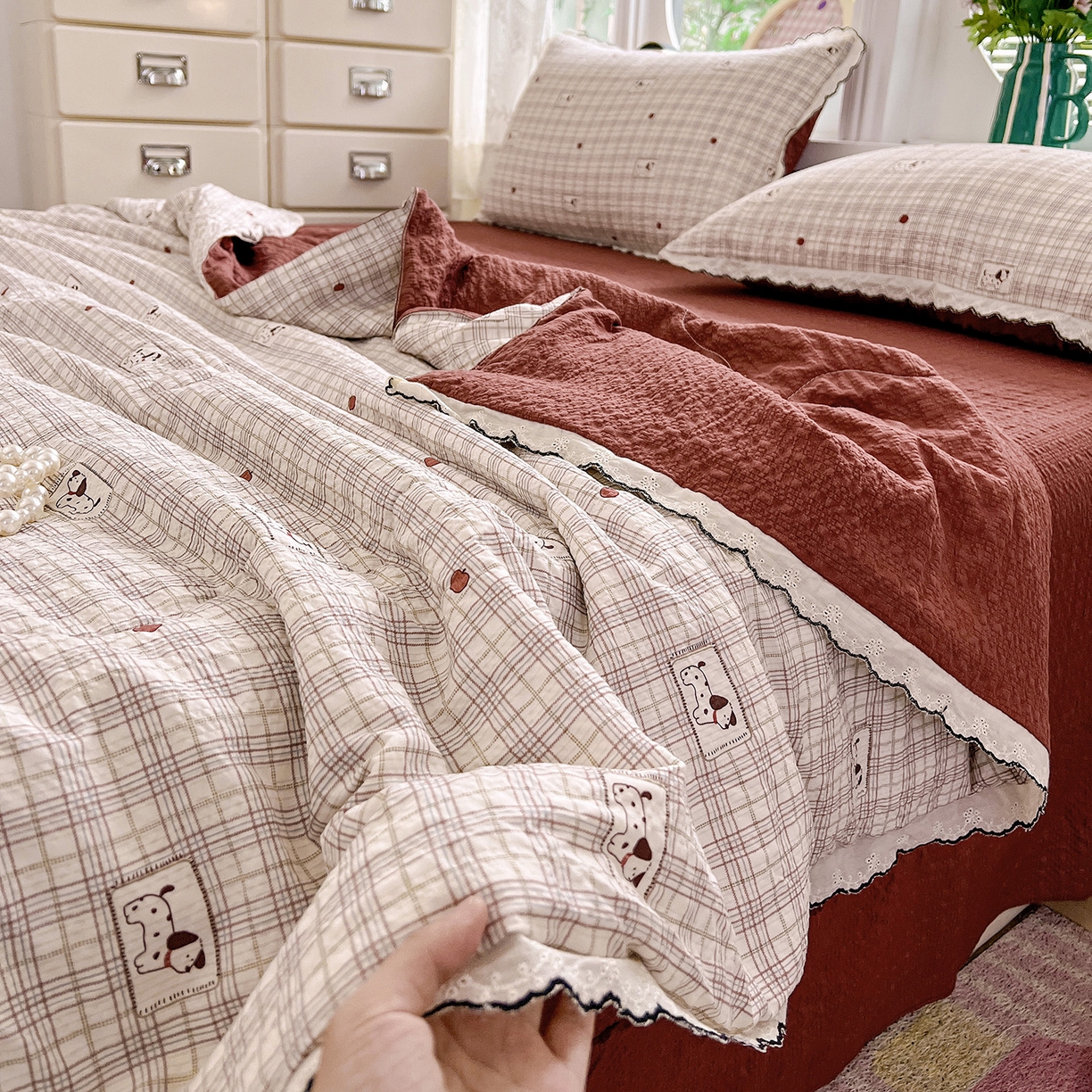 91家纺网 家纺一手货源 找家纺 金梦拉家纺 2026新款泡芙纱全棉小黑花边夏被四件套 格子小狗