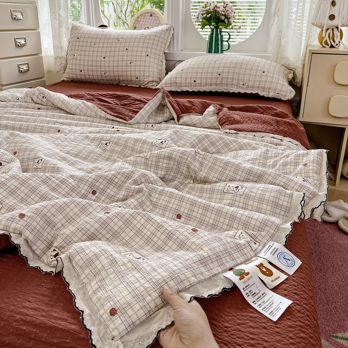 91家纺网 家纺一手货源 找家纺 金梦拉家纺 2026新款泡芙纱全棉小黑花边夏被四件套 格子小狗