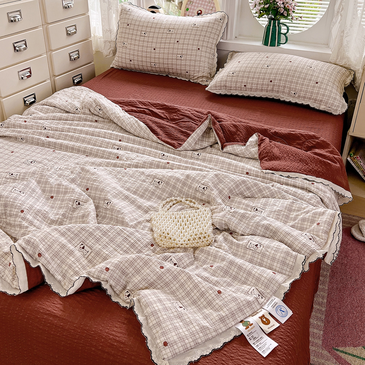 91家纺网 家纺一手货源 找家纺 金梦拉家纺 2026新款泡芙纱全棉小黑花边夏被四件套 格子小狗