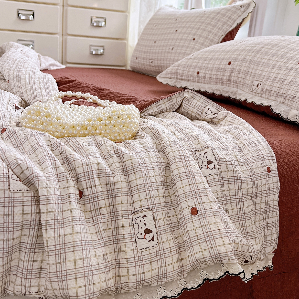 91家纺网 家纺一手货源 找家纺 金梦拉家纺 2026新款泡芙纱全棉小黑花边夏被四件套 格子小狗