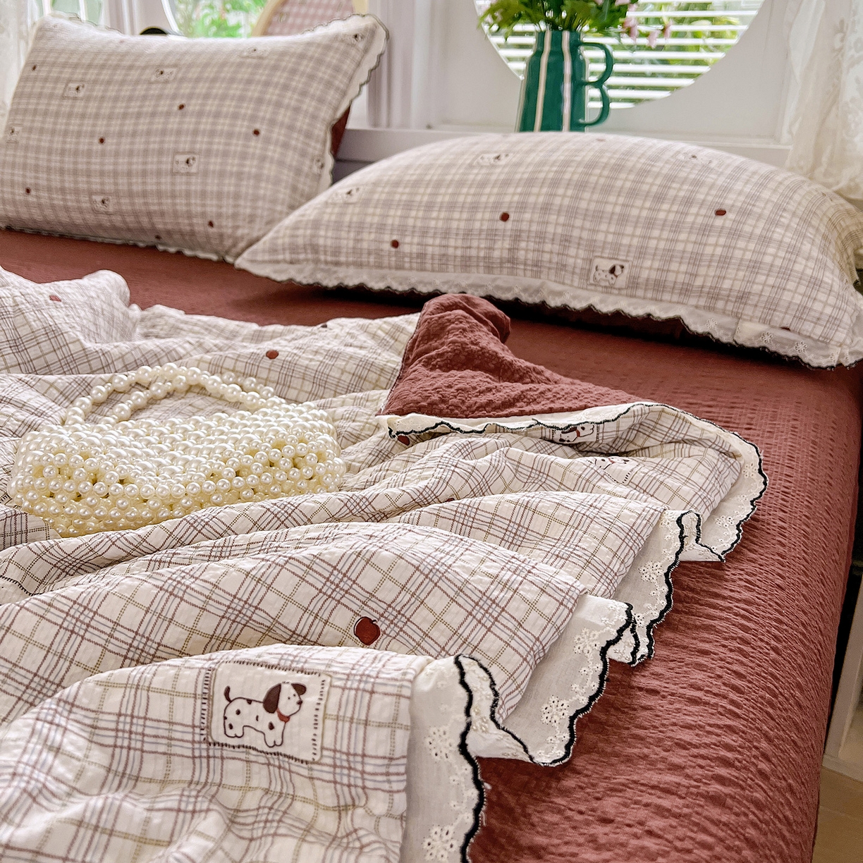 91家纺网 家纺一手货源 找家纺 金梦拉家纺 2026新款泡芙纱全棉小黑花边夏被四件套 格子小狗