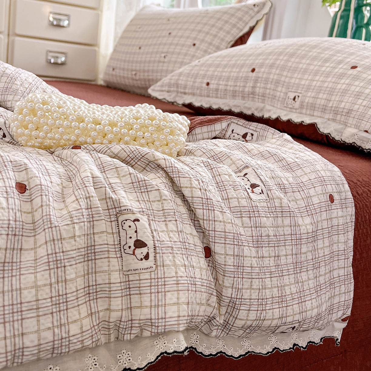 91家纺网 家纺一手货源 找家纺 金梦拉家纺 2026新款泡芙纱全棉小黑花边夏被四件套 格子小狗