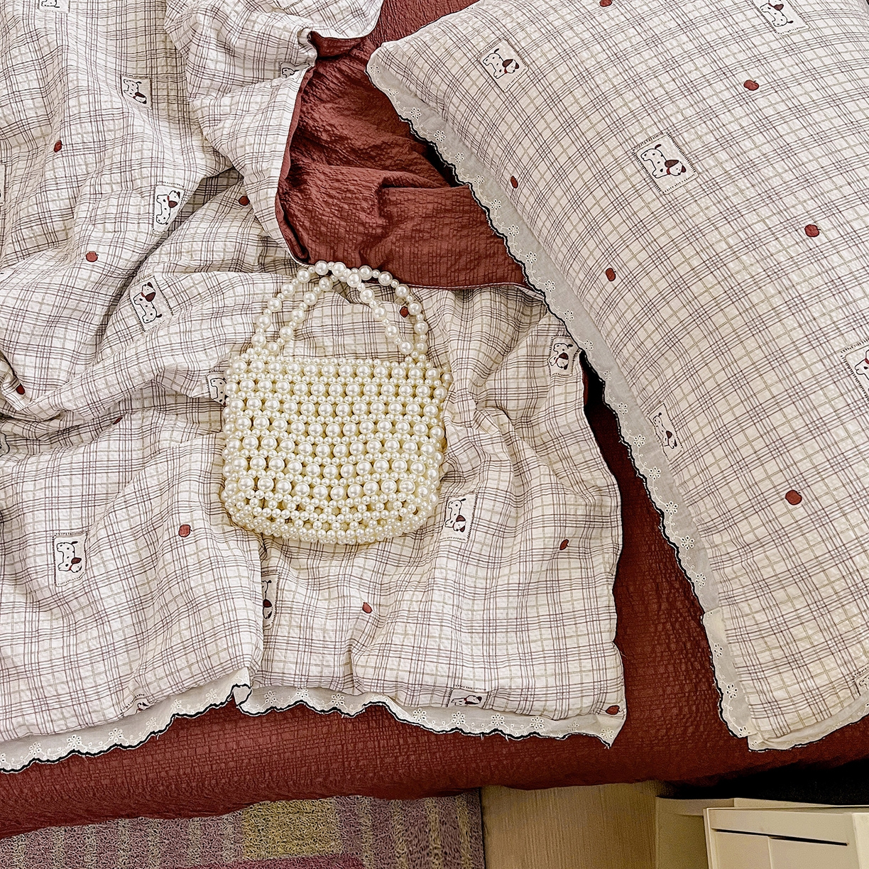 91家纺网 家纺一手货源 找家纺 金梦拉家纺 2026新款泡芙纱全棉小黑花边夏被四件套 格子小狗