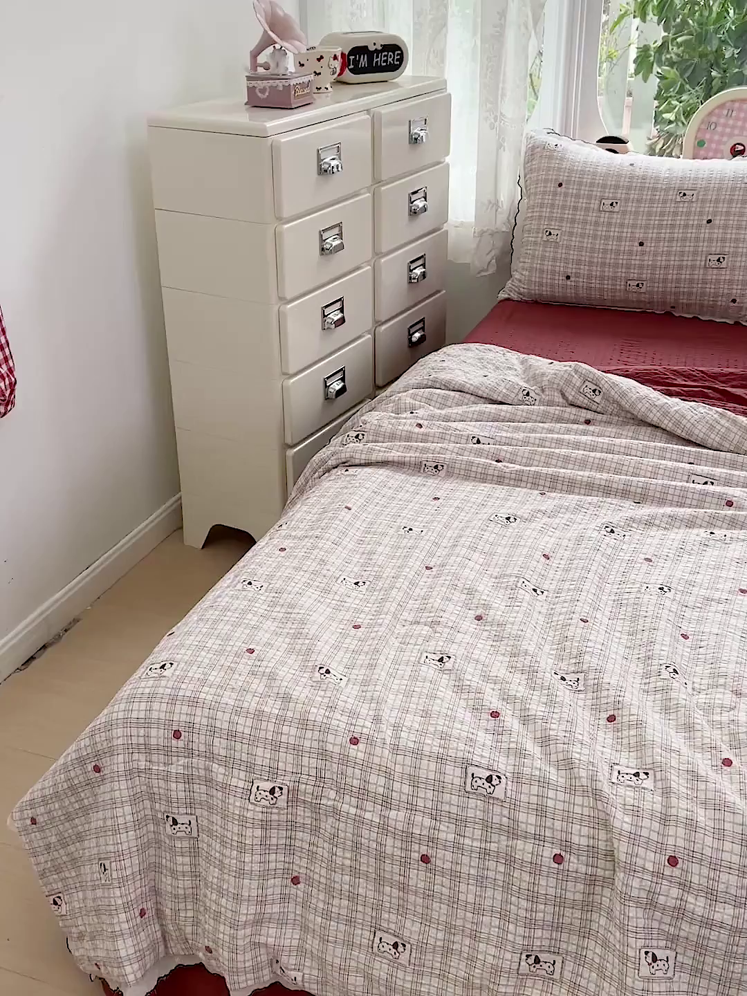 91家纺网 家纺一手货源 找家纺 金梦拉家纺 2026新款泡芙纱全棉小黑花边夏被四件套 格子小狗