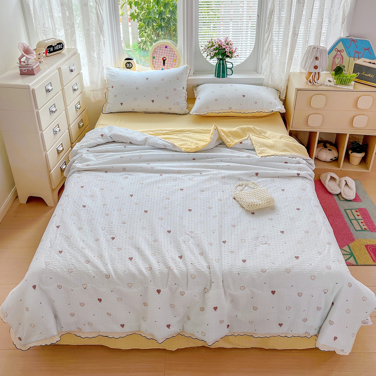 91家纺网 家纺一手货源 找家纺 金梦拉家纺 2026新款泡芙纱全棉小黑花边夏被四件套 海蓝心