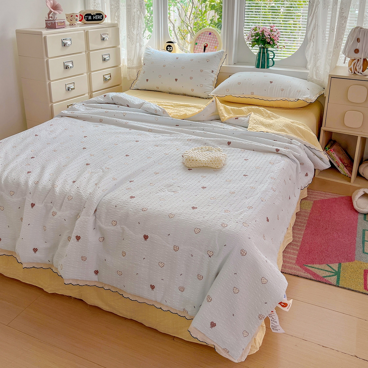 91家纺网 家纺一手货源 找家纺 金梦拉家纺 2026新款泡芙纱全棉小黑花边夏被四件套 海蓝心