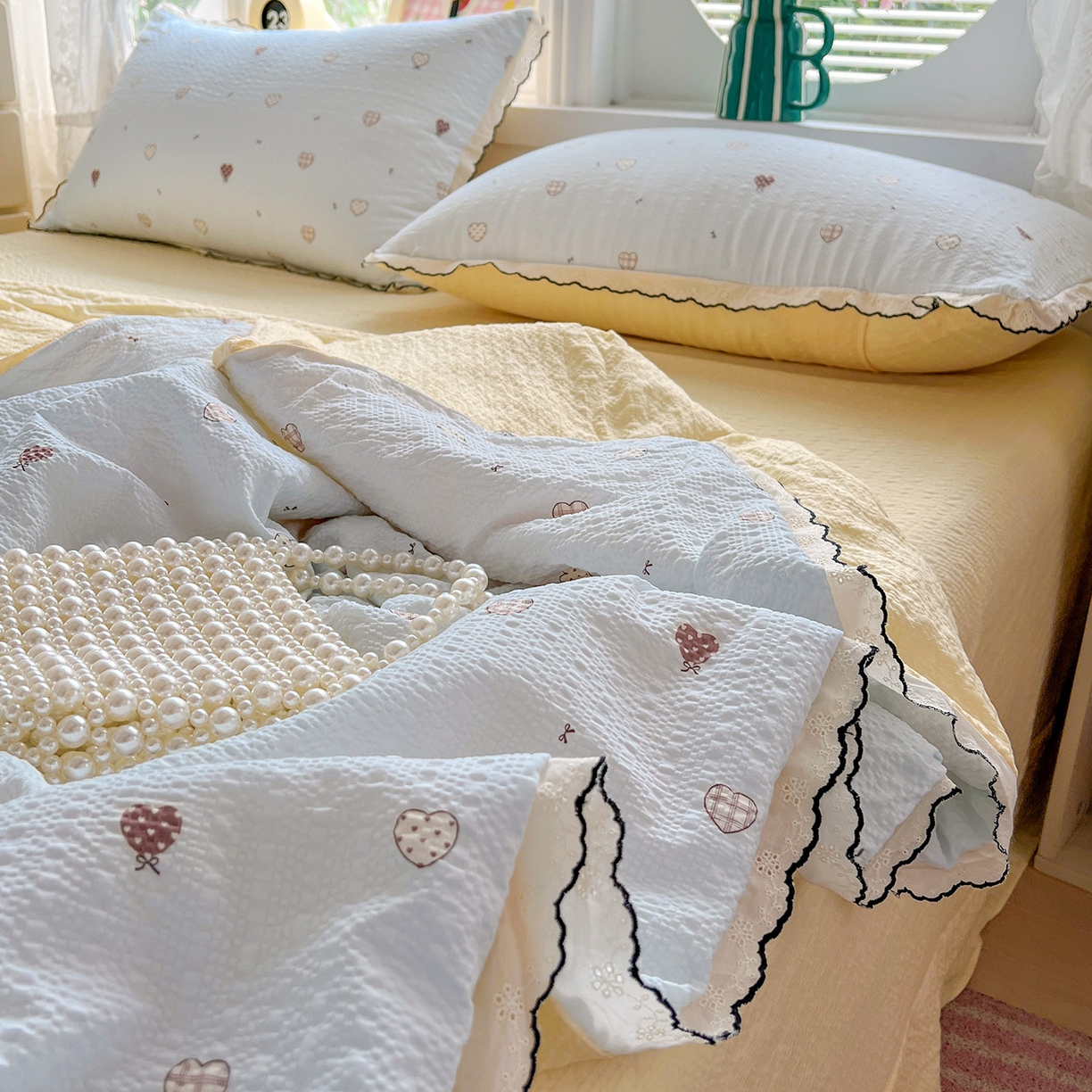 91家纺网 家纺一手货源 找家纺 金梦拉家纺 2026新款泡芙纱全棉小黑花边夏被四件套 海蓝心