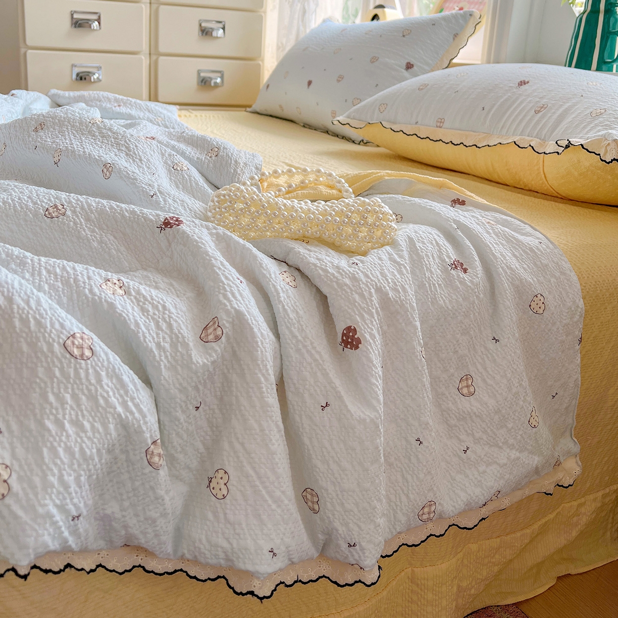 91家纺网 家纺一手货源 找家纺 金梦拉家纺 2026新款泡芙纱全棉小黑花边夏被四件套 海蓝心