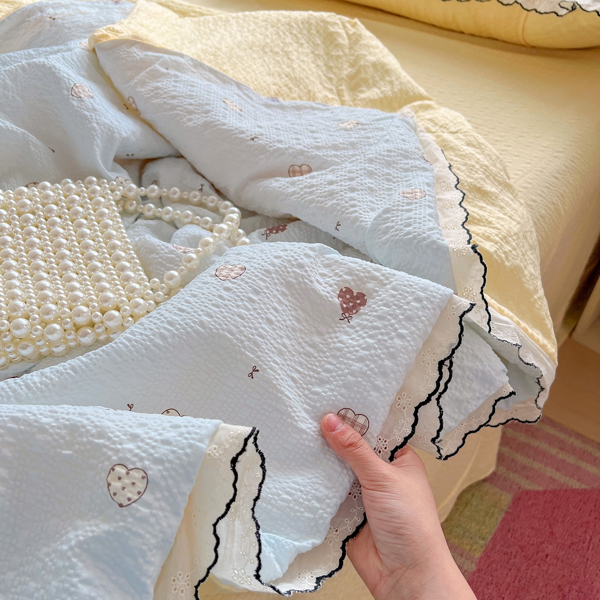 91家纺网 家纺一手货源 找家纺 金梦拉家纺 2026新款泡芙纱全棉小黑花边夏被四件套 海蓝心