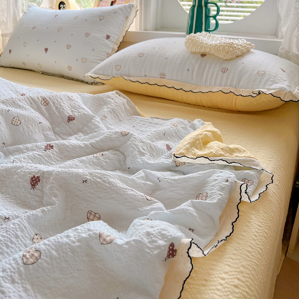 91家纺网 家纺一手货源 找家纺 金梦拉家纺 2026新款泡芙纱全棉小黑花边夏被四件套 海蓝心