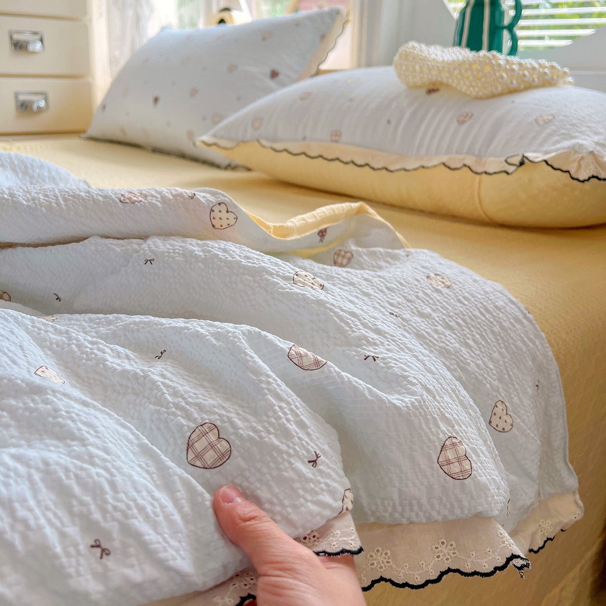 91家纺网 家纺一手货源 找家纺 金梦拉家纺 2026新款泡芙纱全棉小黑花边夏被四件套 海蓝心