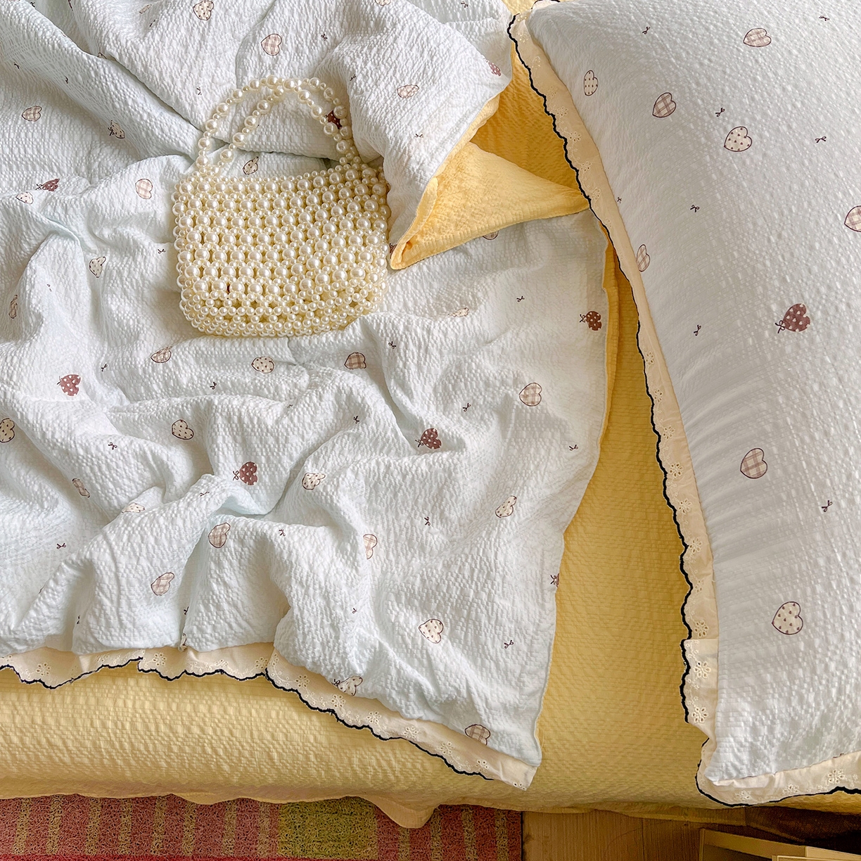 91家纺网 家纺一手货源 找家纺 金梦拉家纺 2026新款泡芙纱全棉小黑花边夏被四件套 海蓝心