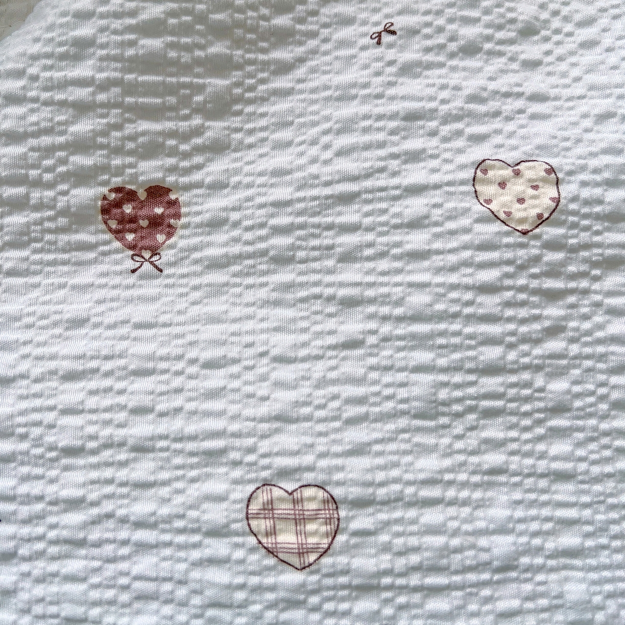 91家纺网 家纺一手货源 找家纺 金梦拉家纺 2026新款泡芙纱全棉小黑花边夏被四件套 海蓝心